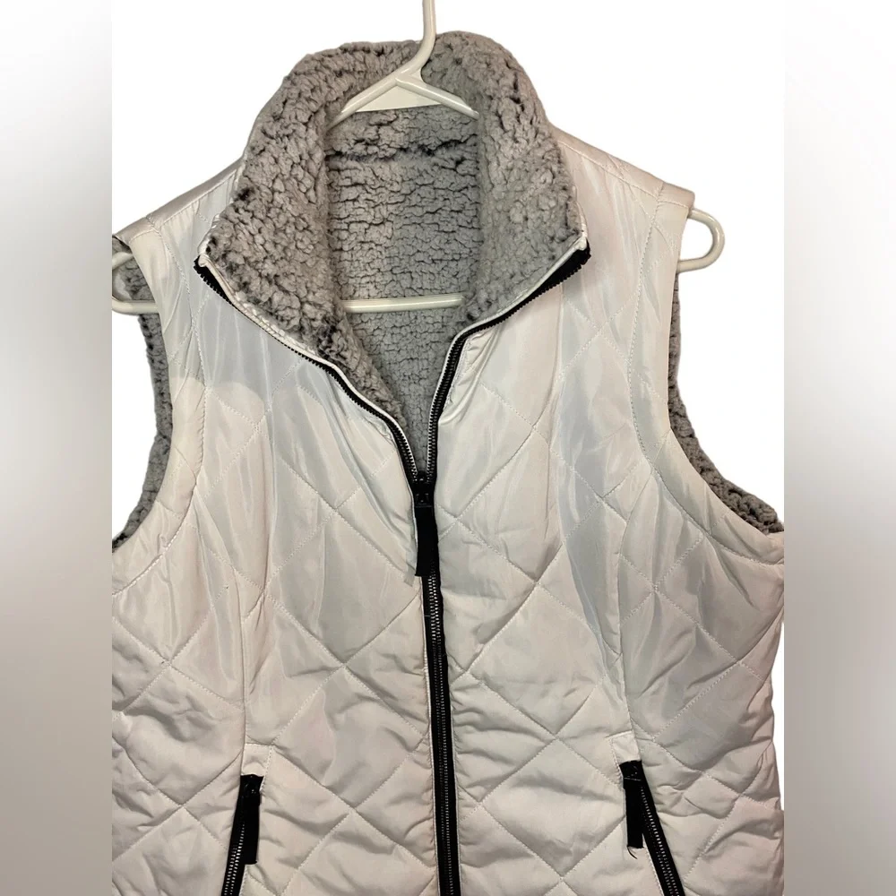 Free‎ Country Stratus Lite Women's Reversible Vest White Size Medium Flaw Shown